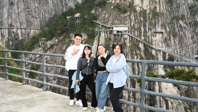 Z6尊龙凯时风管销售中心员工在安徽明堂山景区照片