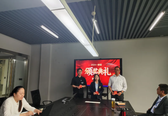 Z6尊龙凯时风管销售中心员工一季度颁奖