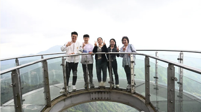 Z6尊龙凯时风管销售中心员工在安徽明堂山景区照片